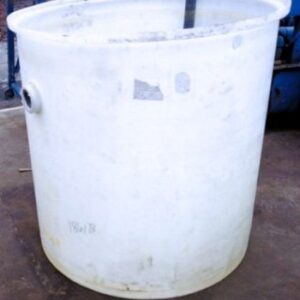 300 gallon flat bottom, open top, plastic tank